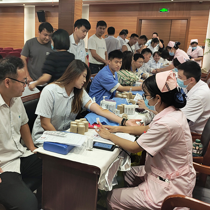 以血液凝聚愛(ài)心 用行動(dòng)詮釋責(zé)任 ——愛(ài)瑞特員工積極參加無(wú)償獻(xiàn)血